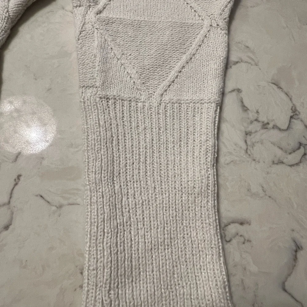 Chic Diamond Pattern White Sweater M